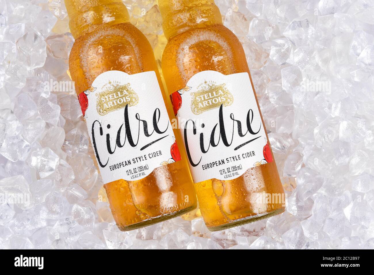 IRVINE, CALIFORNIE - 2 JUIN 2020 : gros plan de deux bouteilles de cidre Stella Artois, cidre de pomme dur de style européen, sur un lit de glace. Banque D'Images