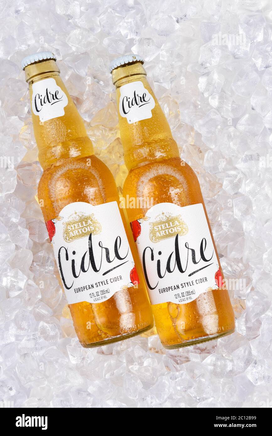 IRVINE, CALIFORNIE - 2 JUIN 2020 : deux bouteilles de cidre Stella Artois, cidre de pomme dur de style européen, sur un lit de glace. Banque D'Images