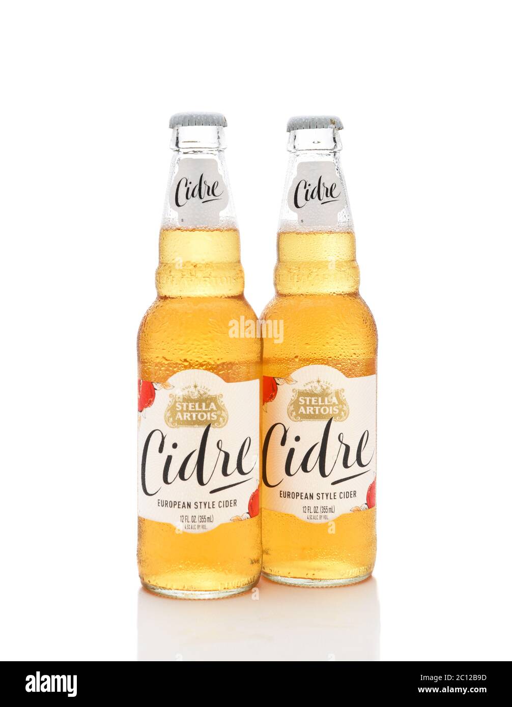 IRVINE, CALIFORNIE - 2 JUIN 2020 : deux bouteilles de Stella Artois Cider, European style Hard Apple Cider, sur blanc avec réflexion Banque D'Images