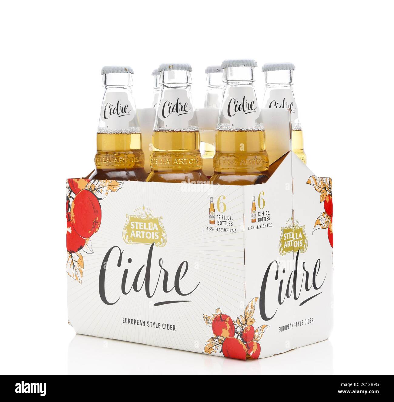IRVINE, CALIFORNIE - 2 JUIN 2020: Vue latérale / finale d'un pack de 6 Stella Artois Cidre, cidre de pomme rigide de style européen. Banque D'Images