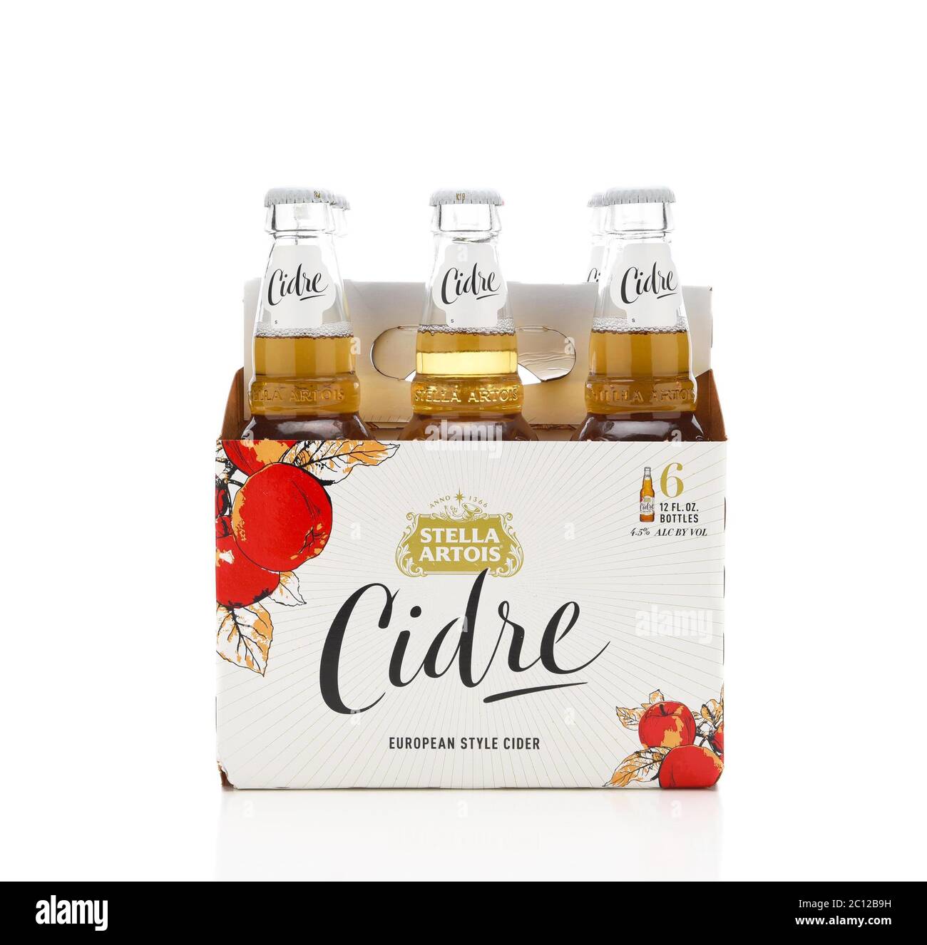 IRVINE, CALIFORNIE - 2 JUIN 2020 : vue latérale d'un pack de 6 Stella Artois Cidre, cidre de pomme rigide de style européen. Banque D'Images