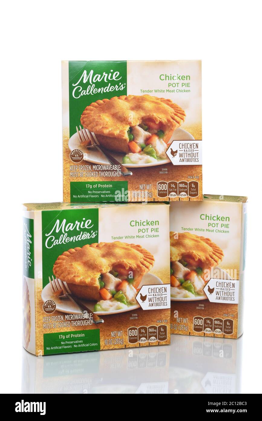 IRVINE, CALIFORNIE - 8 AVRIL 2020 : trois boîtes de Marie Callender Chicken Pot Pie. Banque D'Images