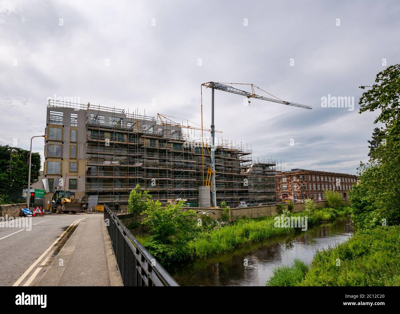 Construction de nouveaux appartements suspendus pendant le confinement pandémique Covid-19, Warriston Road, Édimbourg, Écosse, Royaume-Uni Banque D'Images