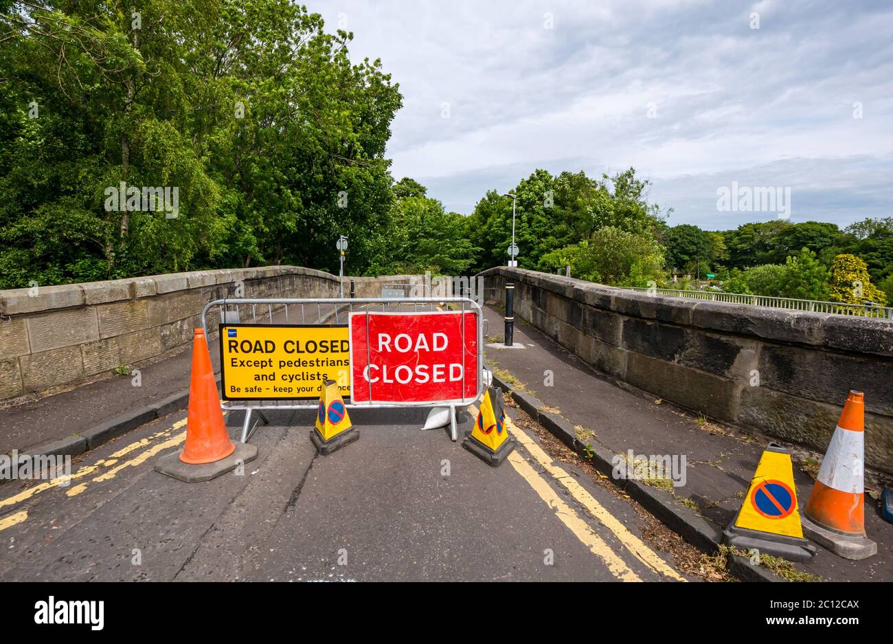 Panneaux de signalisation et barrière de fermeture de la route pandémique Covid-19 sur le pont étroit, Warriston Road, Édimbourg, Écosse, Royaume-Uni Banque D'Images