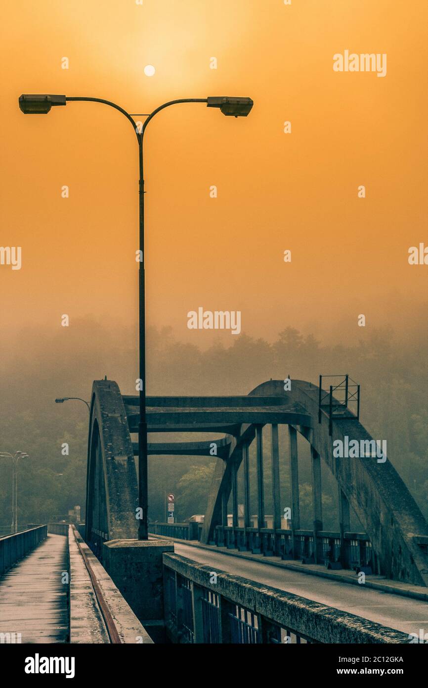 Pont vide au coucher du soleil Banque D'Images