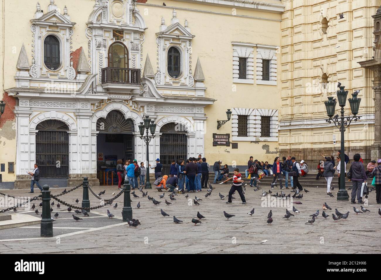 Personnes attendant de visiter le monastère de San Francisco à Lima, Pérou. Banque D'Images