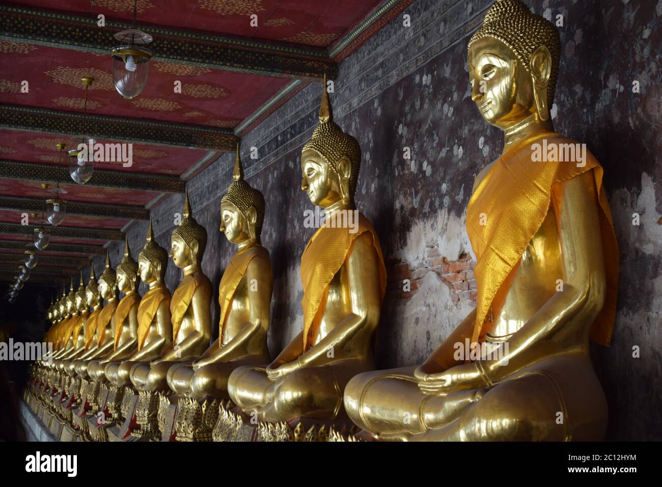 Une ligne de statues de Bouddha doré dans un temple Wat à Bangkok en Thaïlande Banque D'Images