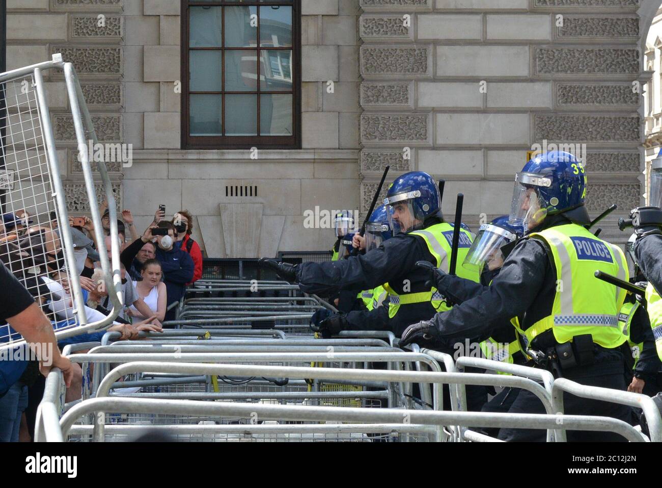 La police a été ébouée de bouteilles et de fusées éclairantes lors de violents affrontements avec des manifestants d'extrême droite dans le centre de Londres Banque D'Images