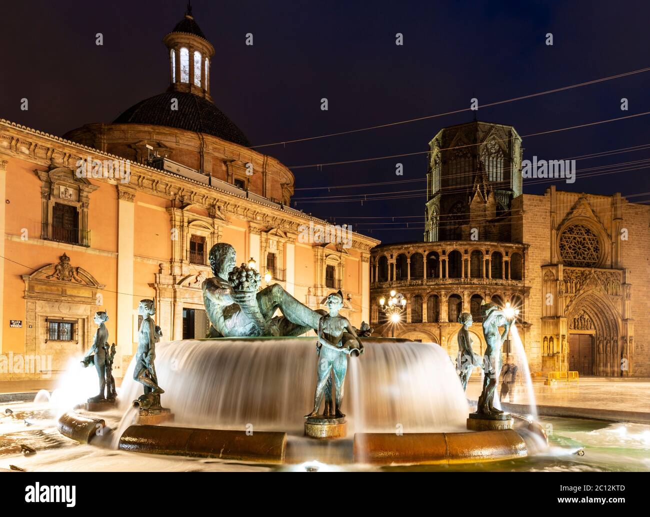 la Fuente del Turia (Fontaine de Turia) et la cathédrale de Valence, Plaza de la Virgen, Valence, Espagne. Banque D'Images
