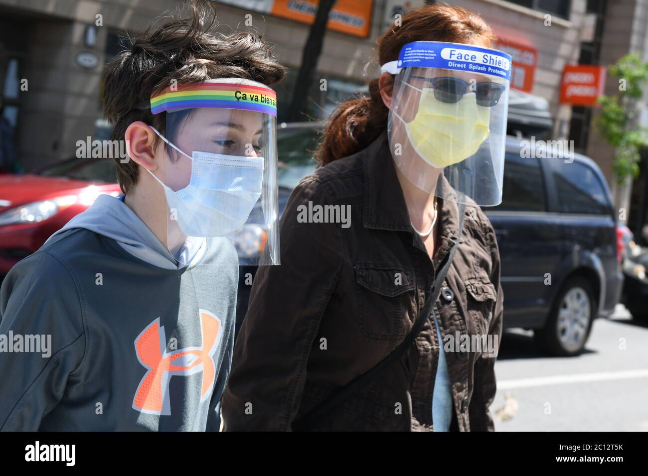 Mère et fils portant des masques protecteurs et des écrans faciaux pendant la pandémie Covid-19 à Montréal Canada (modèle mis en circulation) Banque D'Images