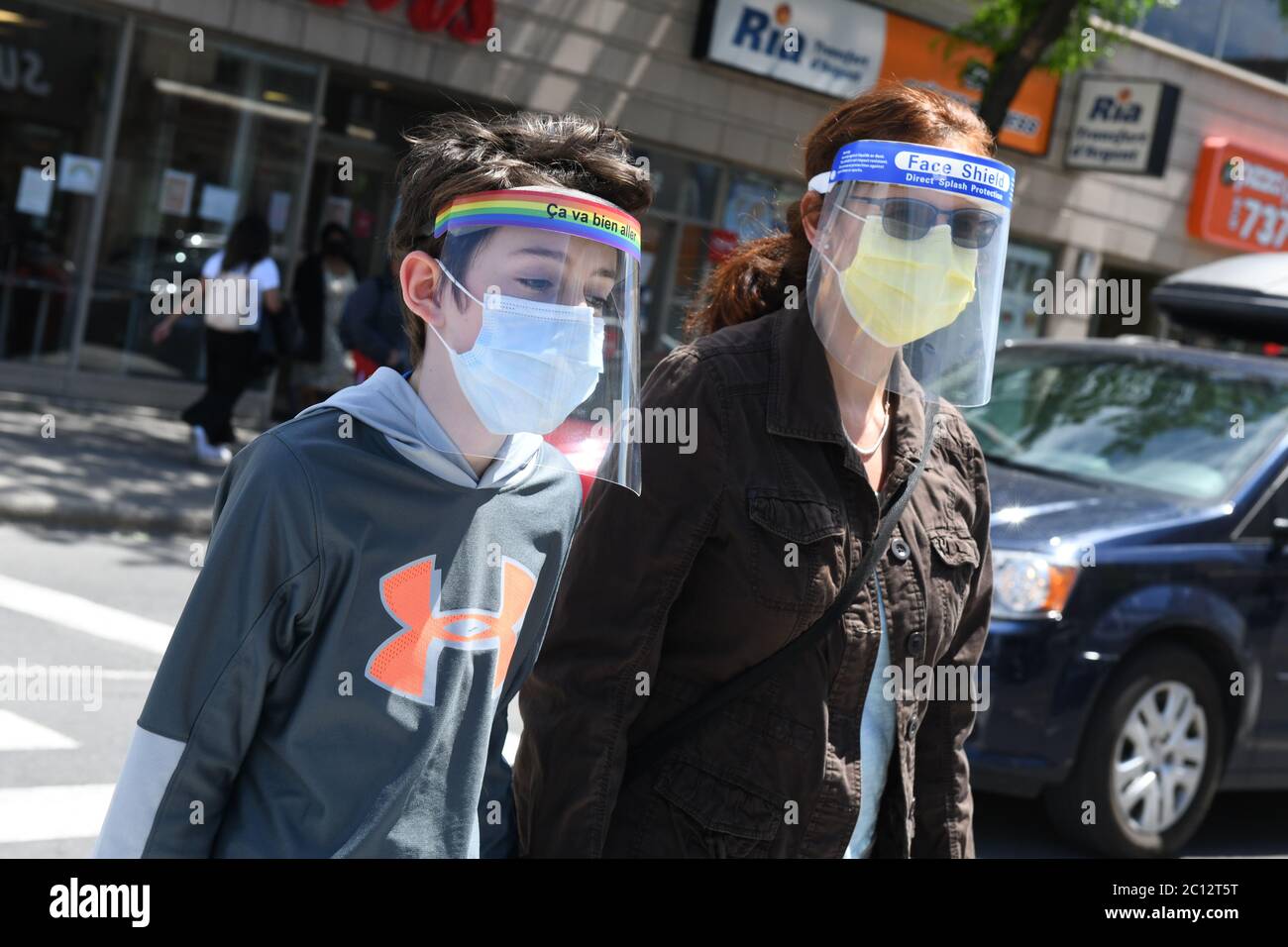 Mère et fils portant des masques protecteurs et des écrans faciaux pendant la pandémie Covid-19 à Montréal Canada (modèle mis en circulation) Banque D'Images
