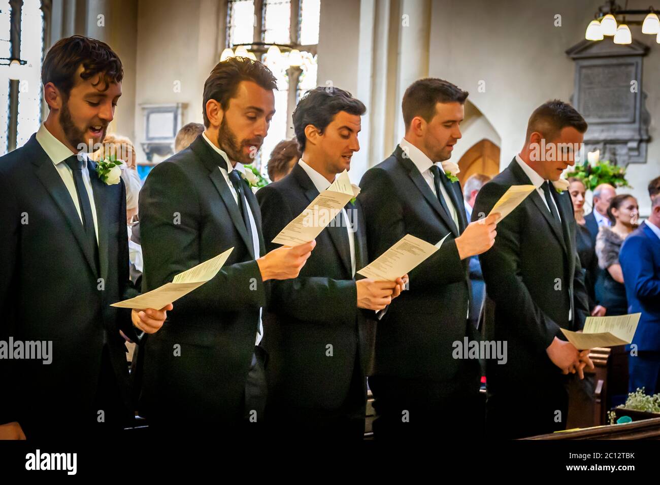 Choeur des groommen dans l'église. Mariage britannique dans le sud de Cambridgeshire, Angleterre Banque D'Images