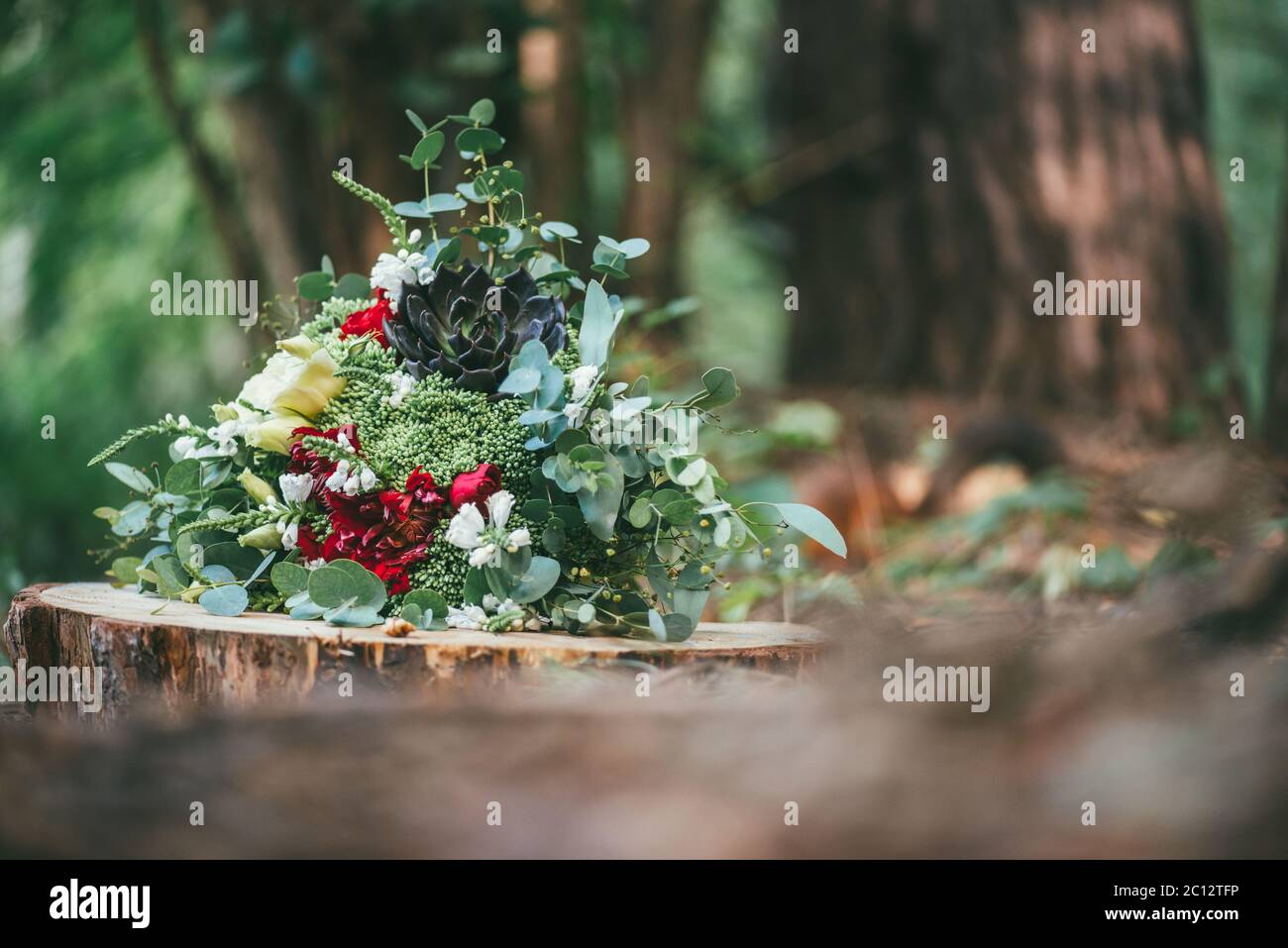 Bouquet de fleurs de mariage sur maisons en bois rond dans la forêt Banque D'Images