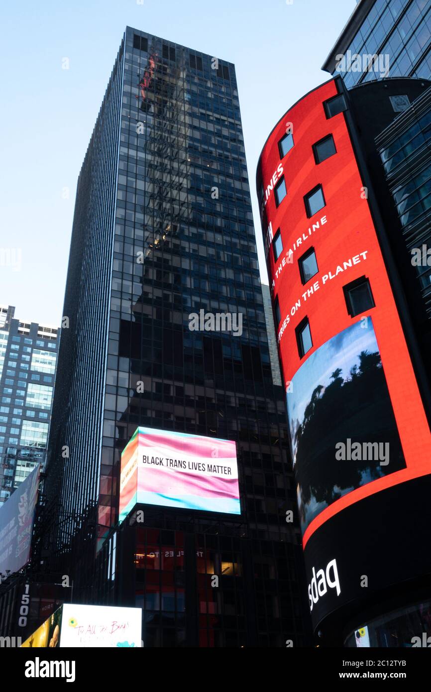 Vue vers le haut de l'architecture et les panneaux électroniques à Times Square, New York, USA Banque D'Images