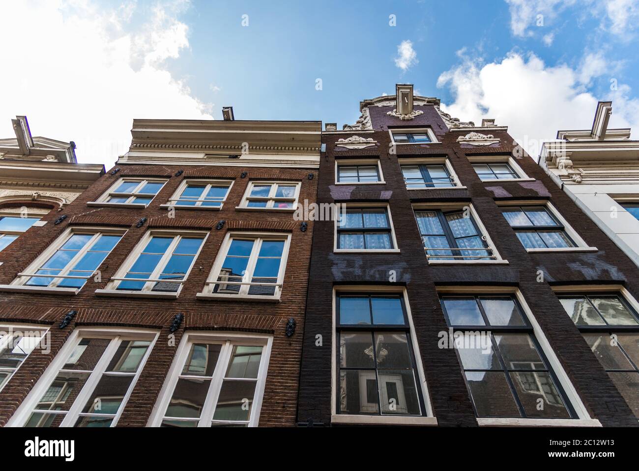 Maisons colorées à Amsterdam, pays-Bas, à l'architecture néerlandaise traditionnelle. Banque D'Images