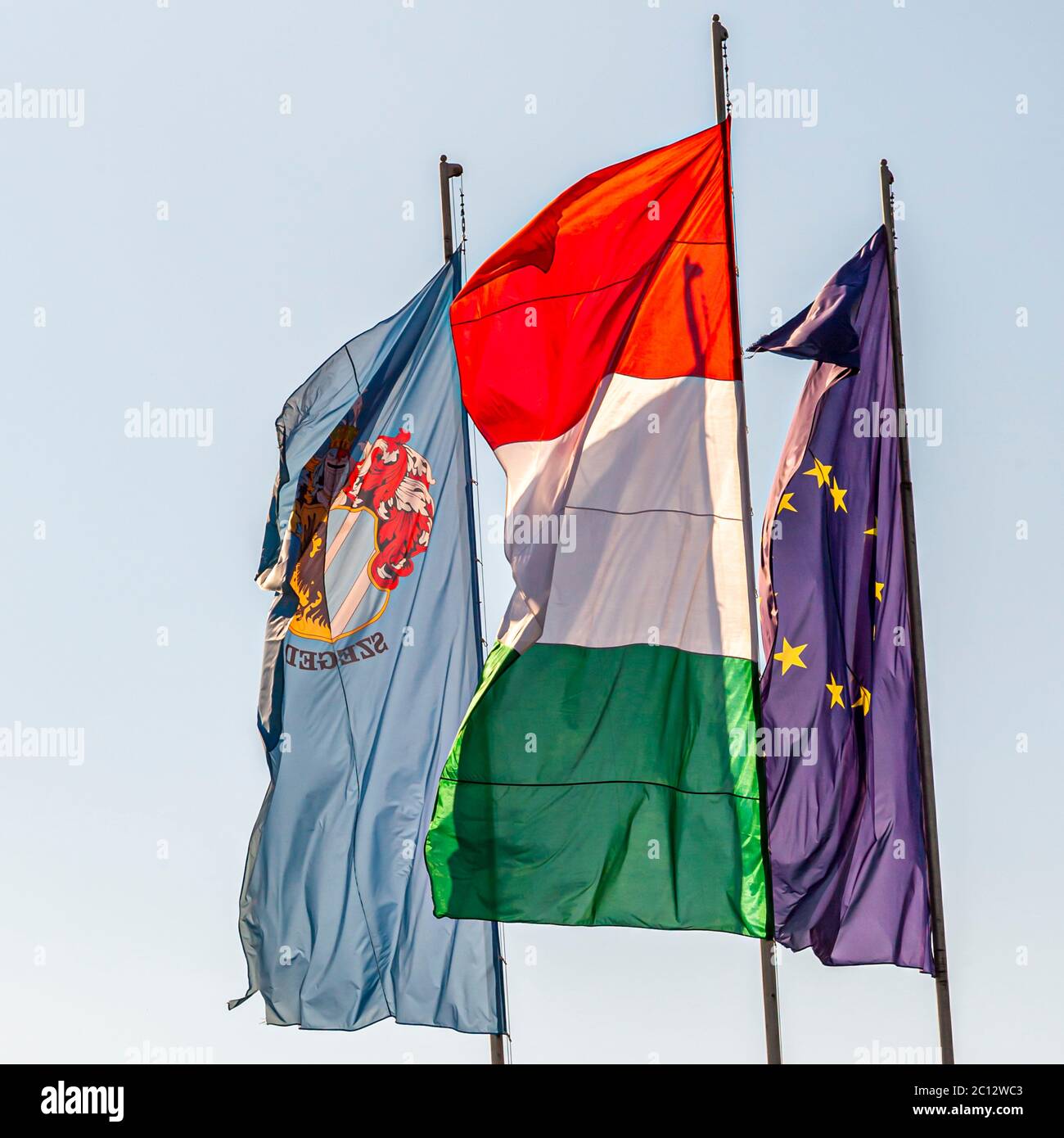 Les drapeaux de l'Europe, de la Hongrie et de Szegedin flottent dans le vent Banque D'Images