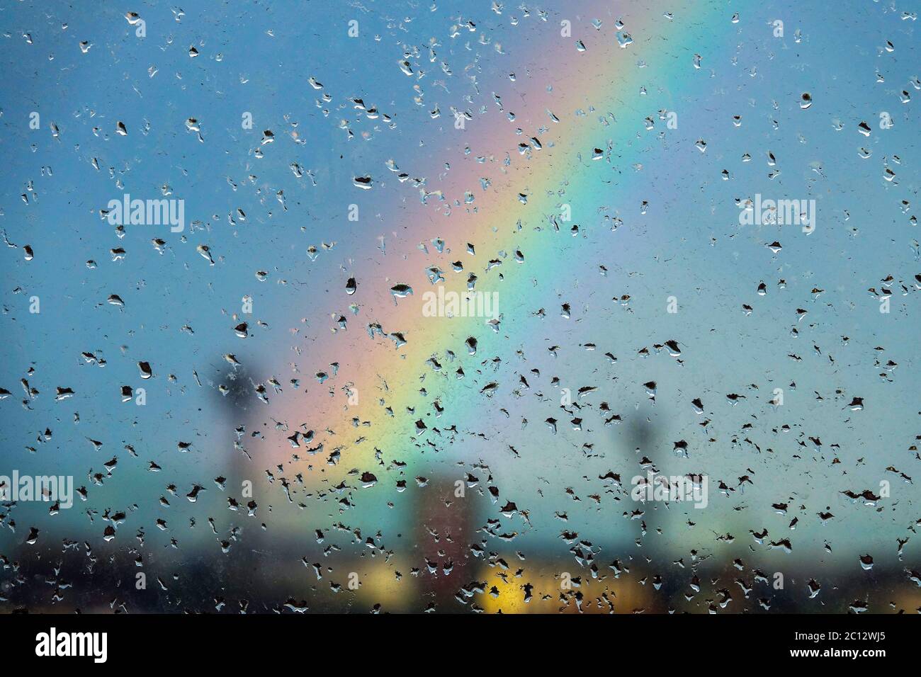 Raindrops fenêtre, verre et arc-en-ciel Banque D'Images