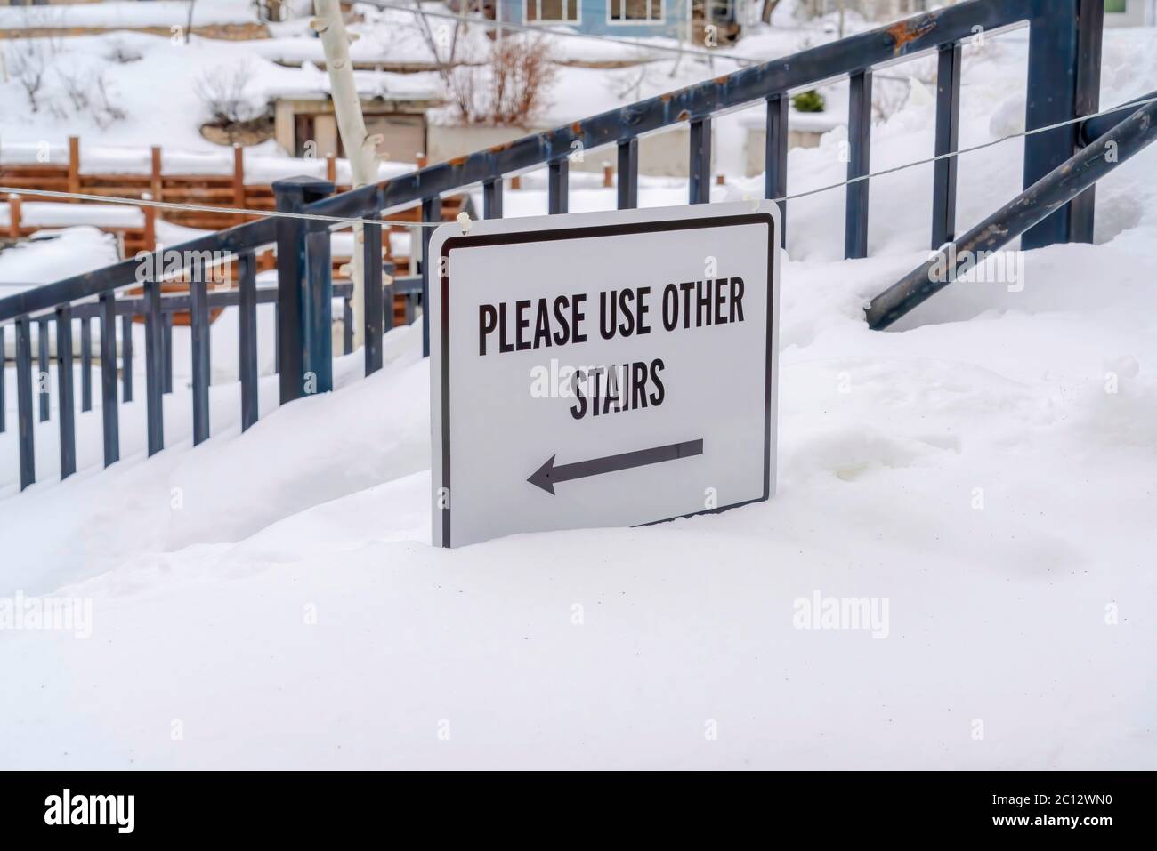 Escaliers enterrés dans la neige d'hiver avec un panneau indiquant Veuillez utiliser d'autres escaliers Banque D'Images