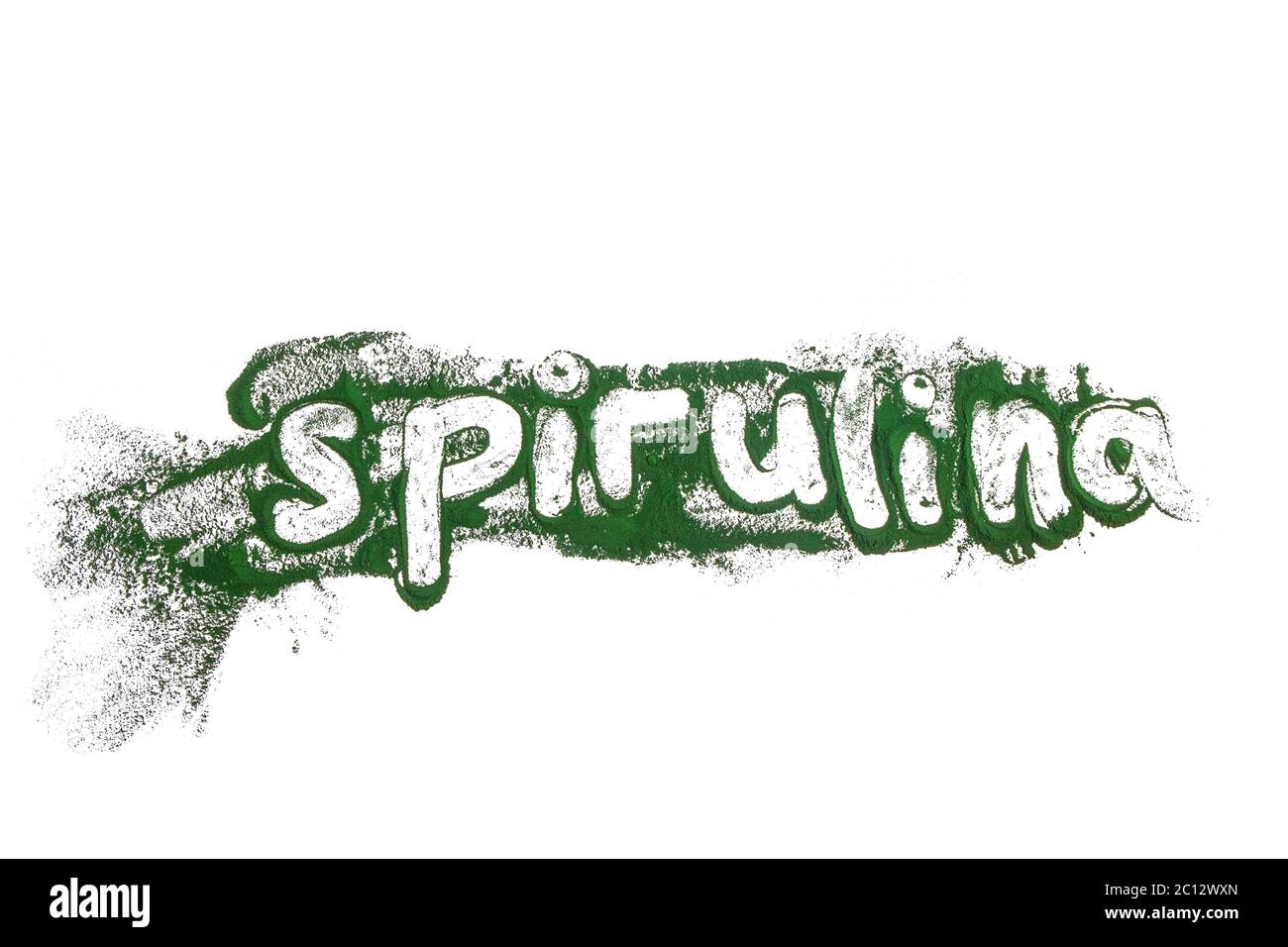 Vue de dessus du mot Spiruline écrit avec la spiruline poudre isolée sur fond blanc Banque D'Images