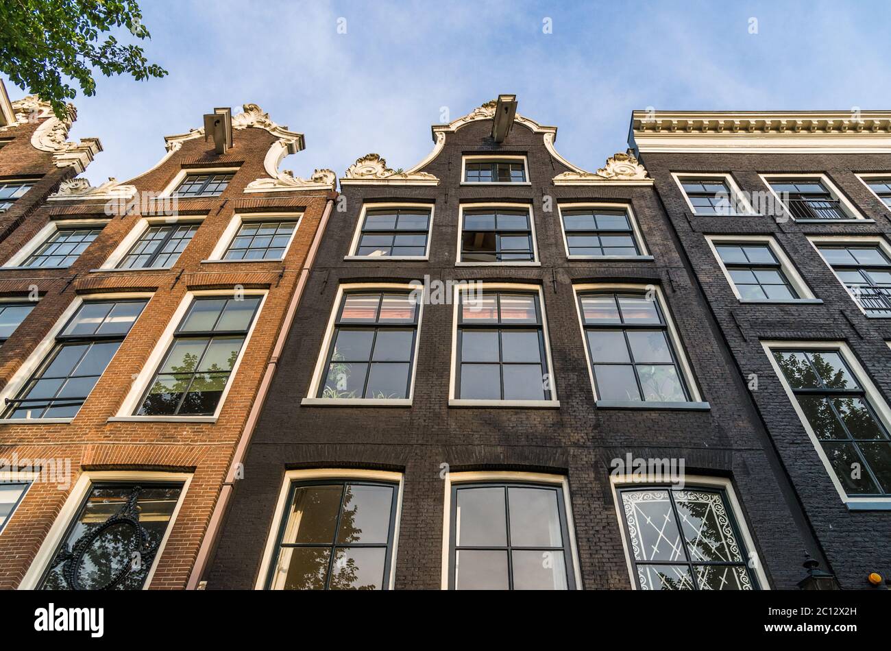 Maisons colorées à Amsterdam, pays-Bas, à l'architecture néerlandaise traditionnelle. Banque D'Images