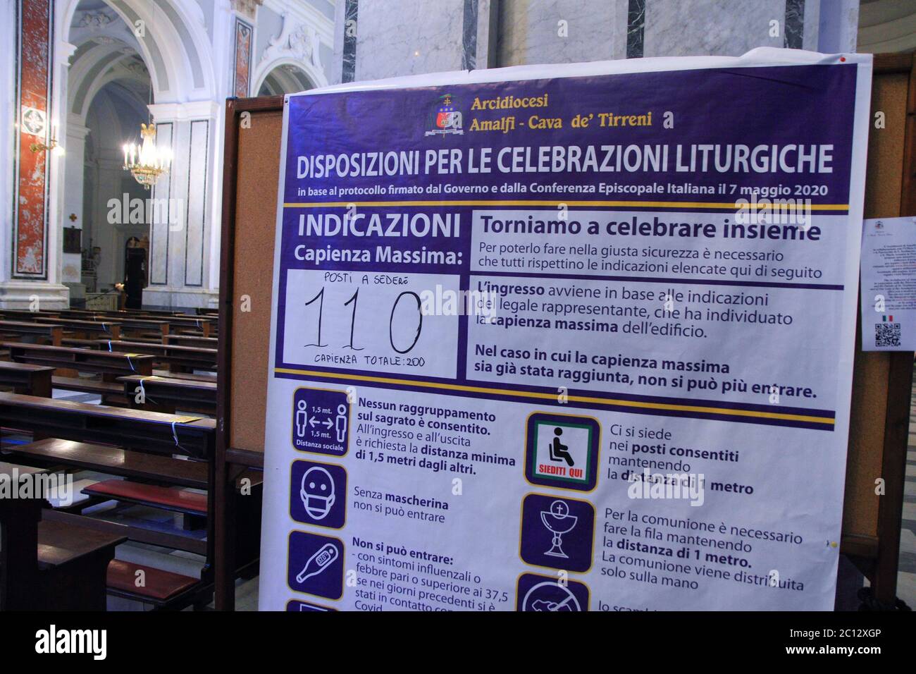 Un tableau de bord placé à l'intérieur de la basilique illustre aux fidèles les normes à respecter pour participer aux célébrations religieuses Banque D'Images