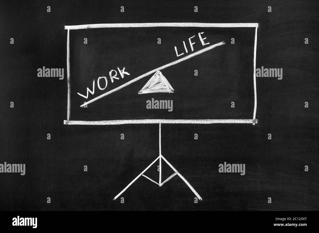 Écran projecteur dessiné sur le tableau noir. L'écran affiche le texte. Banque D'Images