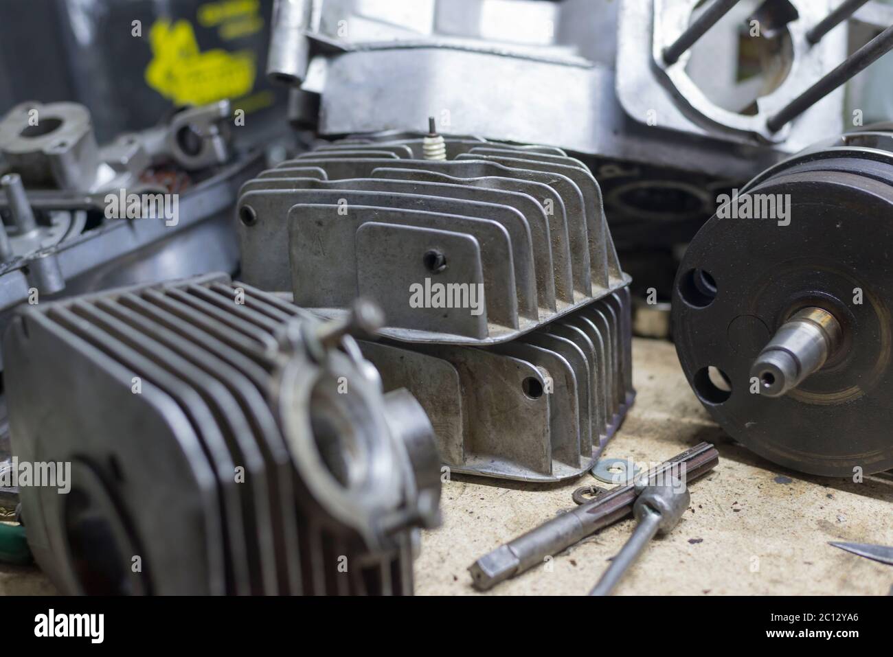 Pièces et outils de moto sur le bureau dans le garage Banque D'Images