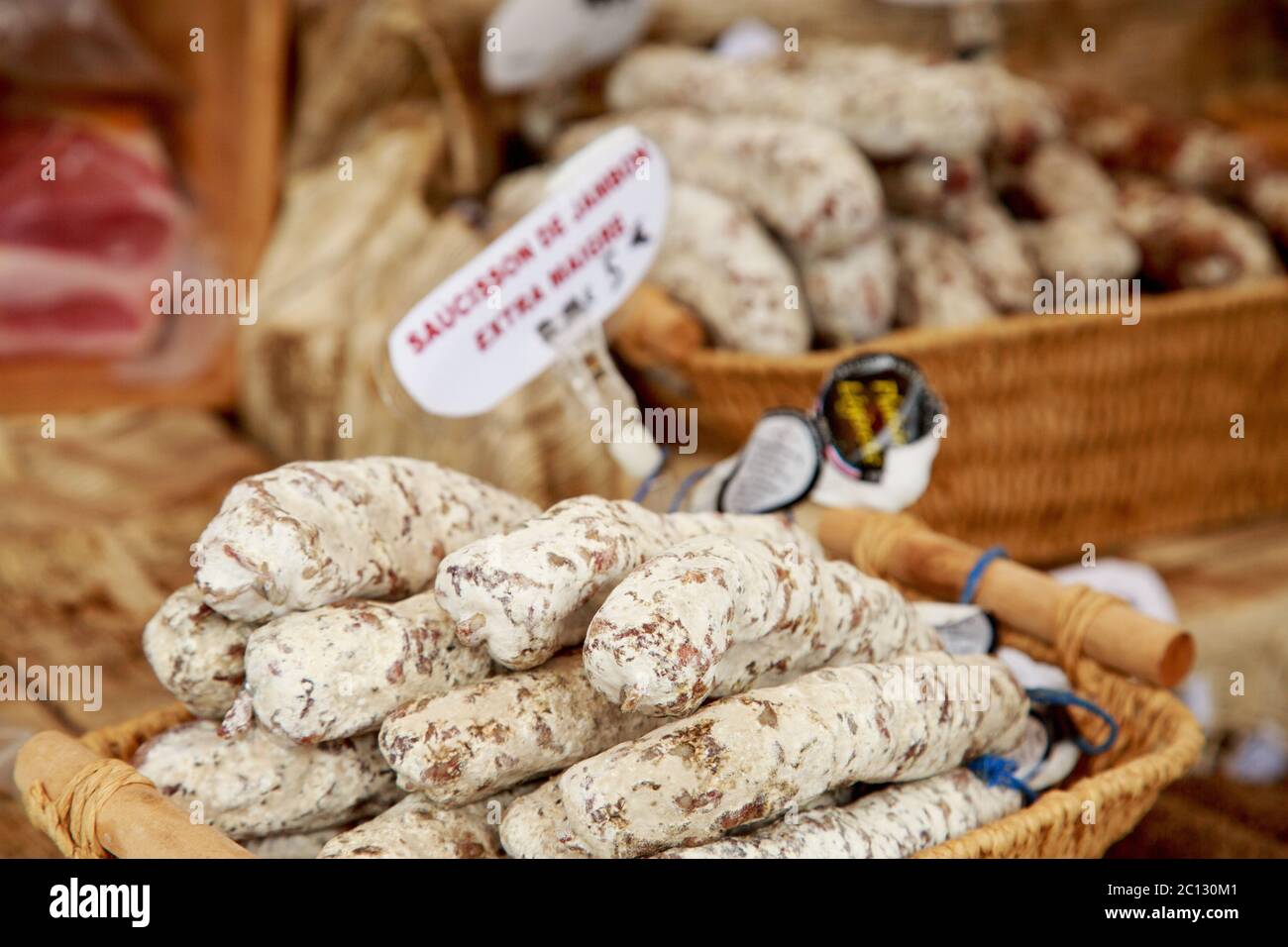 Saucisse française au marché de rue Banque D'Images