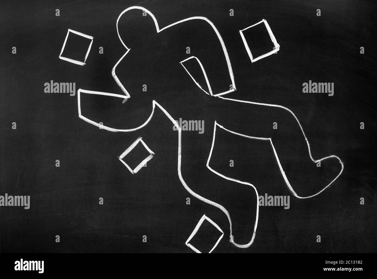 Sur le tableau noir à la craie dessiné silhouette de l'assassiné Banque D'Images