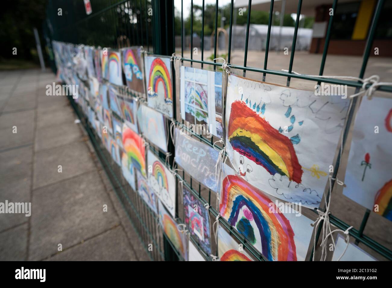 Art scolaire affiché sur une porte d'école Banque D'Images