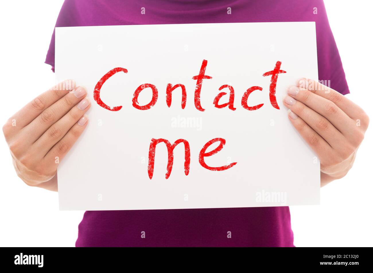 Girl holding feuille de papier blanc avec texte Contactez-moi ! Banque D'Images
