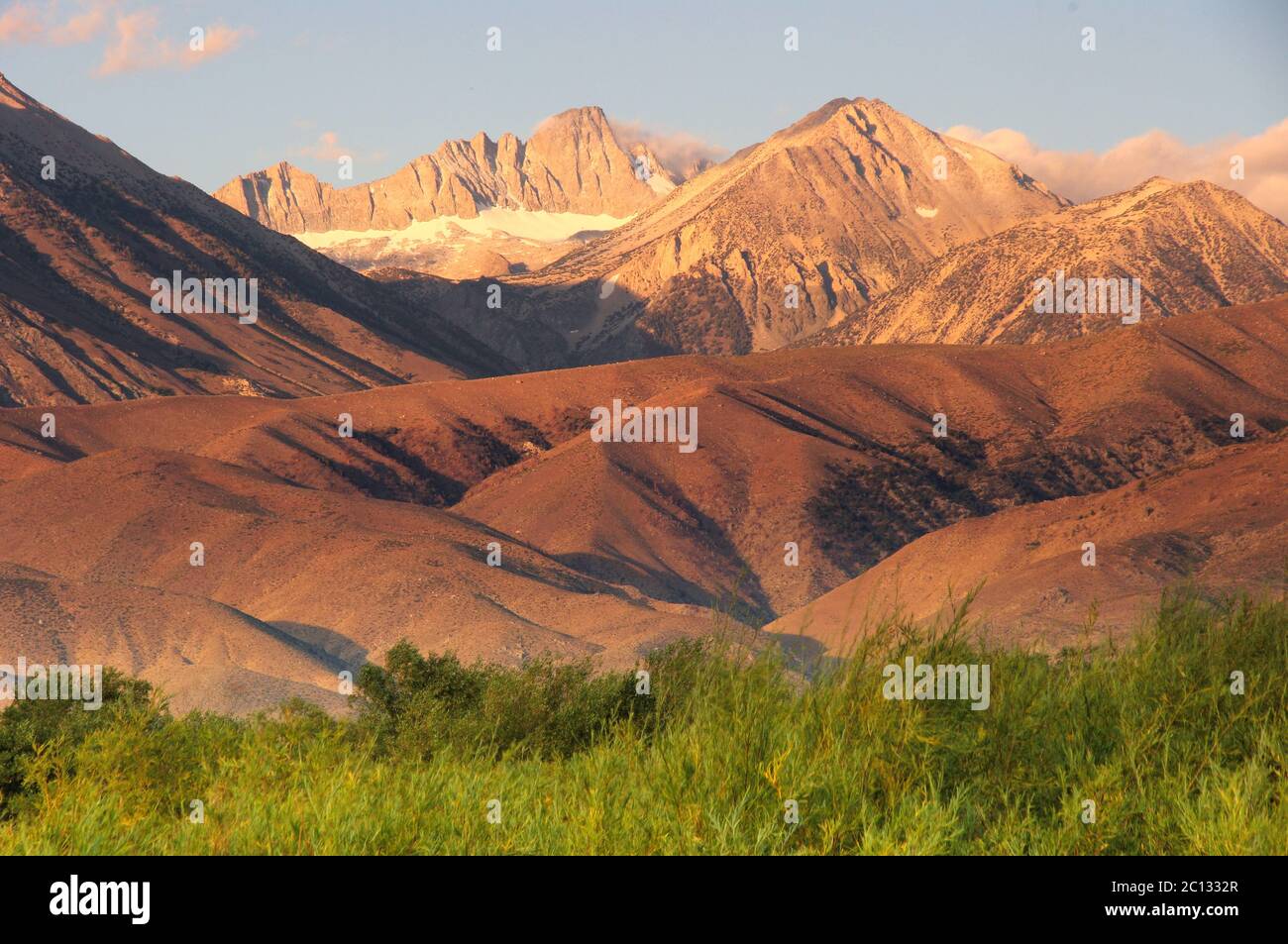 Lever du soleil sur la Sierra Nevada depuis la rivière Owens, Californie Banque D'Images