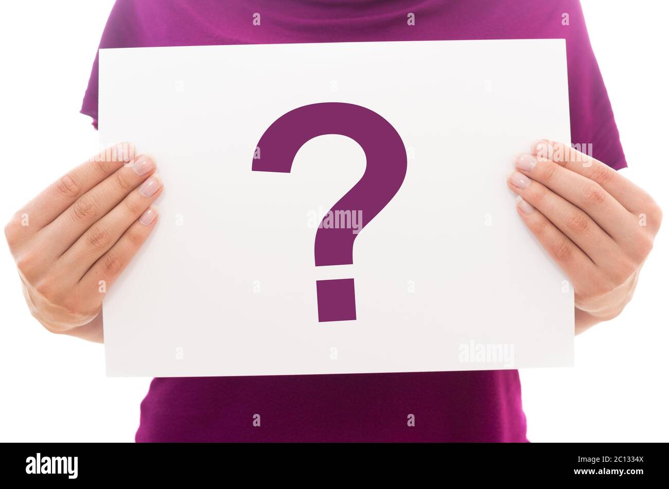 Girl holding white paper sheet avec point d'interrogation Banque D'Images