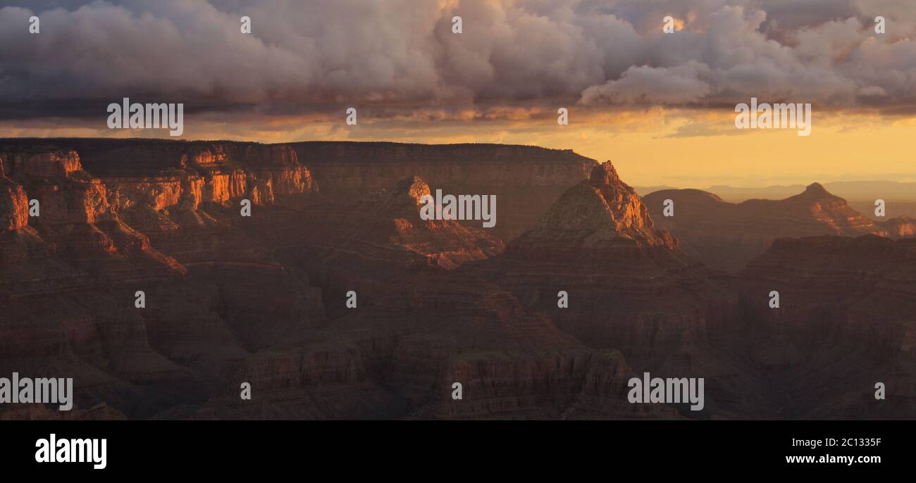 Lever de soleil orageux au-dessus du plateau nord, parc national du Grand Canyon Banque D'Images