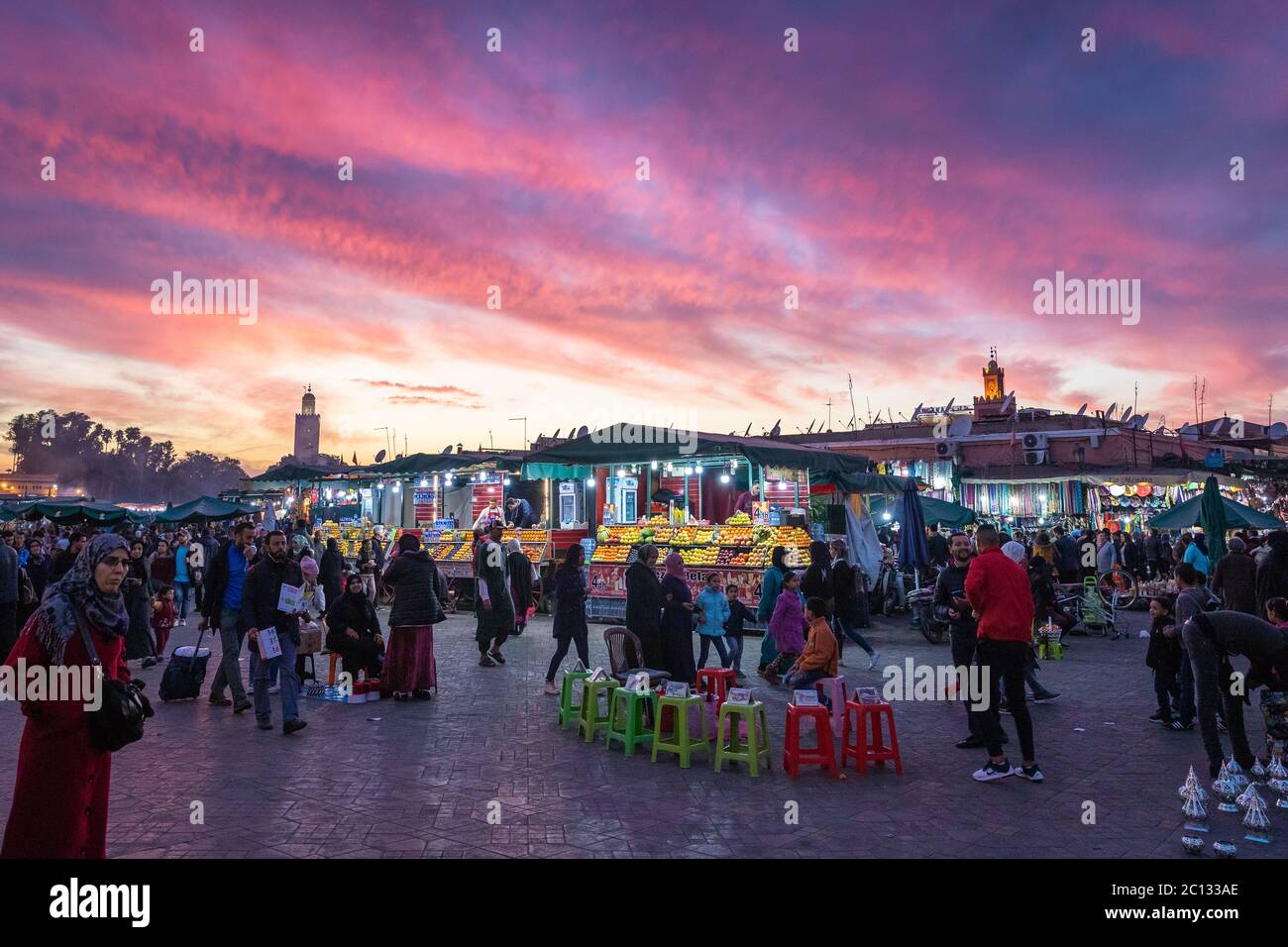 Place Jemaa El Fna (Djemaa El Fna) au crépuscule, Marrakech (Marrakech), Maroc, Afrique du Nord, Afrique Banque D'Images