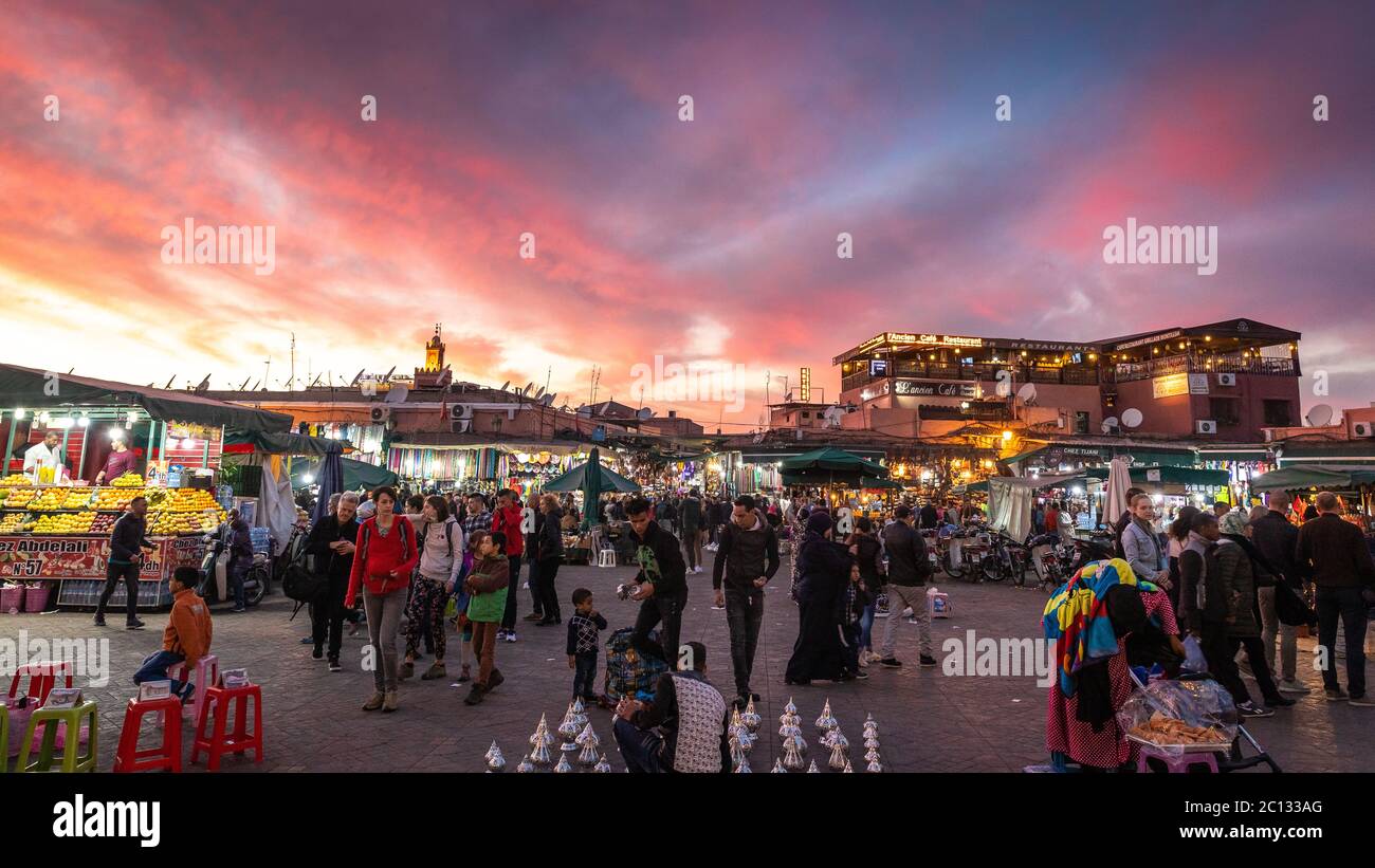 Place Jemaa El Fna (Djemaa El Fna) au crépuscule, Marrakech (Marrakech), Maroc, Afrique du Nord, Afrique Banque D'Images