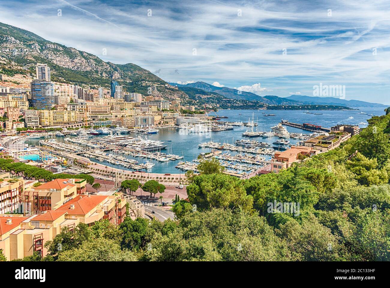 Vue sur les yachts de luxe et les appartements de Port Hercules dans le quartier de la Condamine, le centre-ville et le port de Monte Carlo, la Côte d'Azur, la Principauté de Banque D'Images