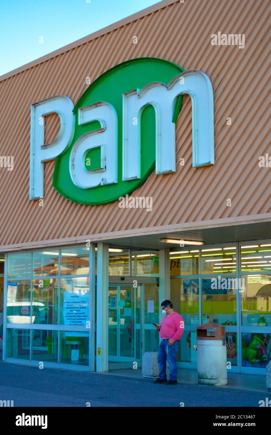 Façade et entrée de la chaîne d'épicerie italienne 'PAM'. En dehors du célèbre supermarché italien avec son logo et un client Banque D'Images