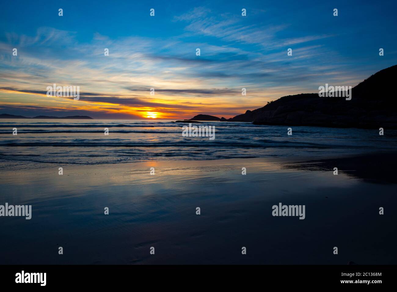 Coucher de soleil sur Squeaky Beach à Wilsons Prom - ainsi nommé parce qu'il grince sous votre pied. Wilsons Promontory Marine Park, Gippsland, Victoria, Australie Banque D'Images