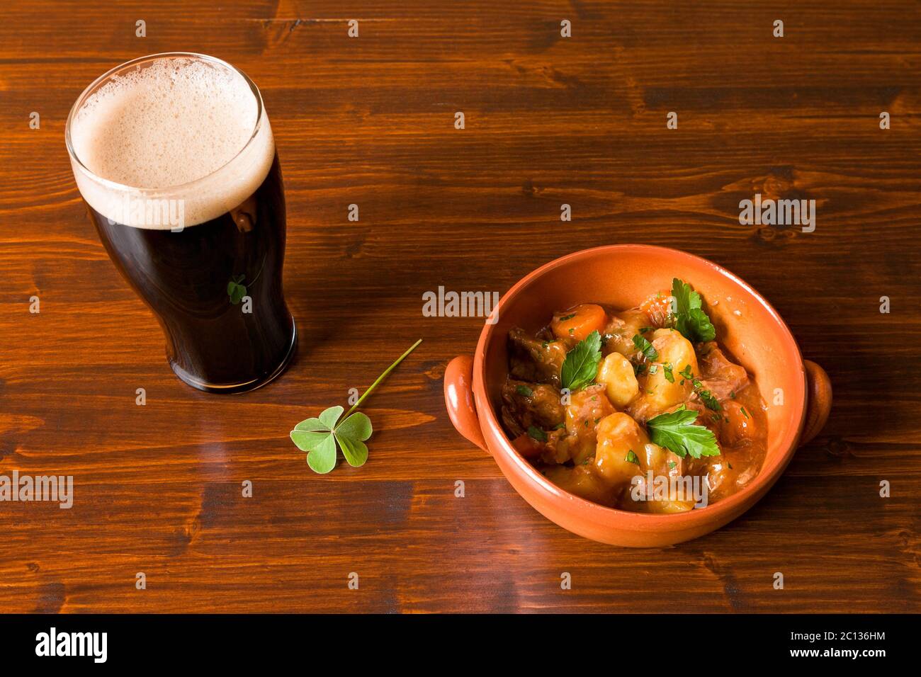 Ragoût irlandais traditionnels avec une pinte de bière stout et un shamrock Banque D'Images