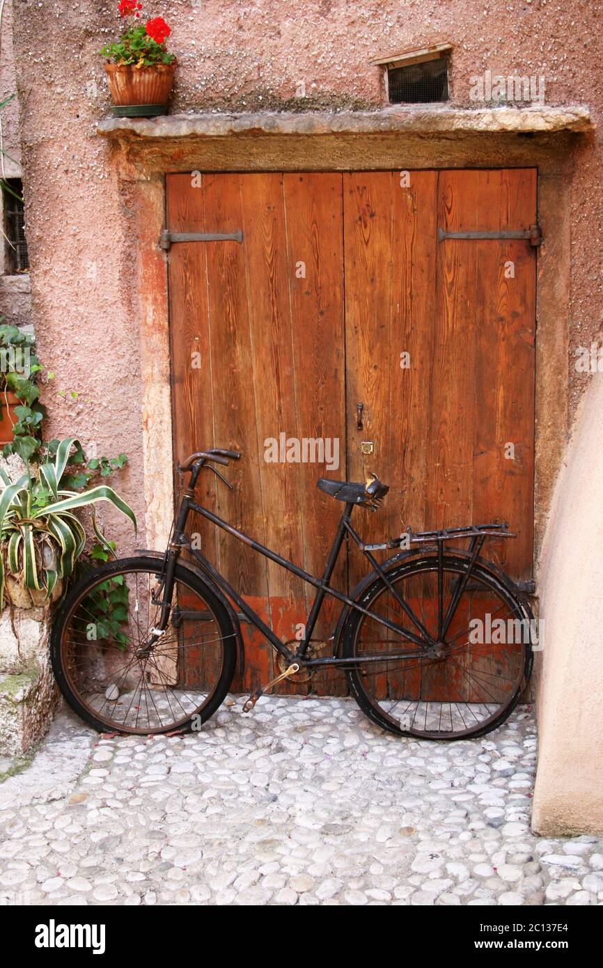 Vélo garée à l'entrée dans une ancienne maison privée dans le nord de l'Italie Banque D'Images