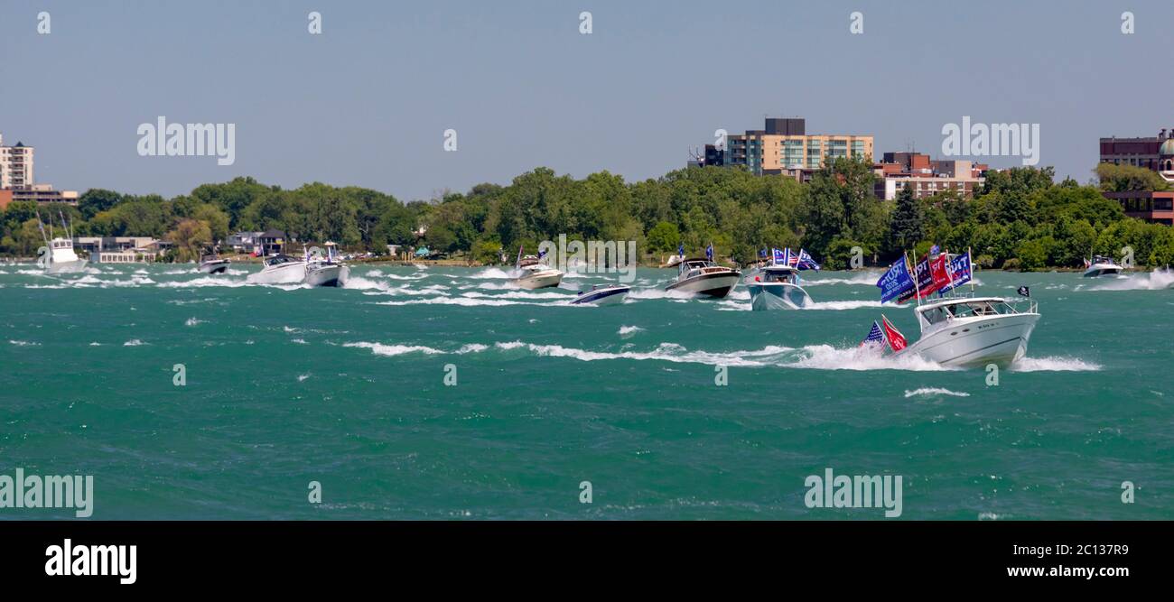 Detroit, Michigan, États-Unis. 13 juin 2020. Une parade de bateaux sur la rivière Detroit a célébré le 74e anniversaire du président Trump le 14 juin. La parade, du comté de Macomb à Detroit, était organisée par la Michigan Conservative Coalition et les Michigan Trump républicains. Crédit : Jim West/Alay Live News Banque D'Images