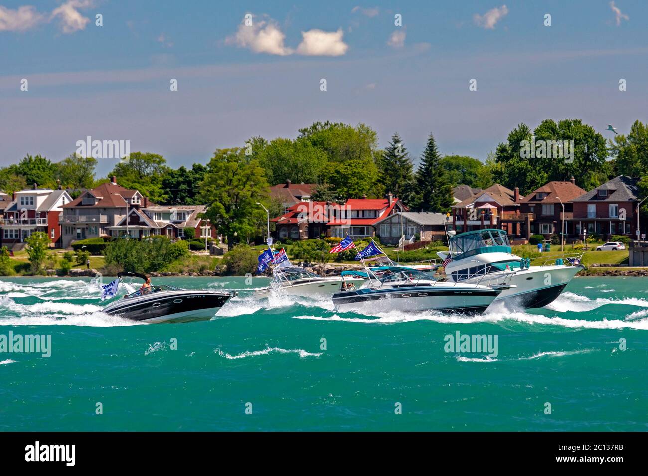Detroit, Michigan États-Unis - 13 juin 2020 - UNE parade de bateaux sur la rivière Detroit a célébré le 74 anniversaire du président Trump le 14 juin. La parade, du comté de Macomb à Detroit, était organisée par la Michigan Conservative Coalition et les Michigan Trump républicains. Banque D'Images