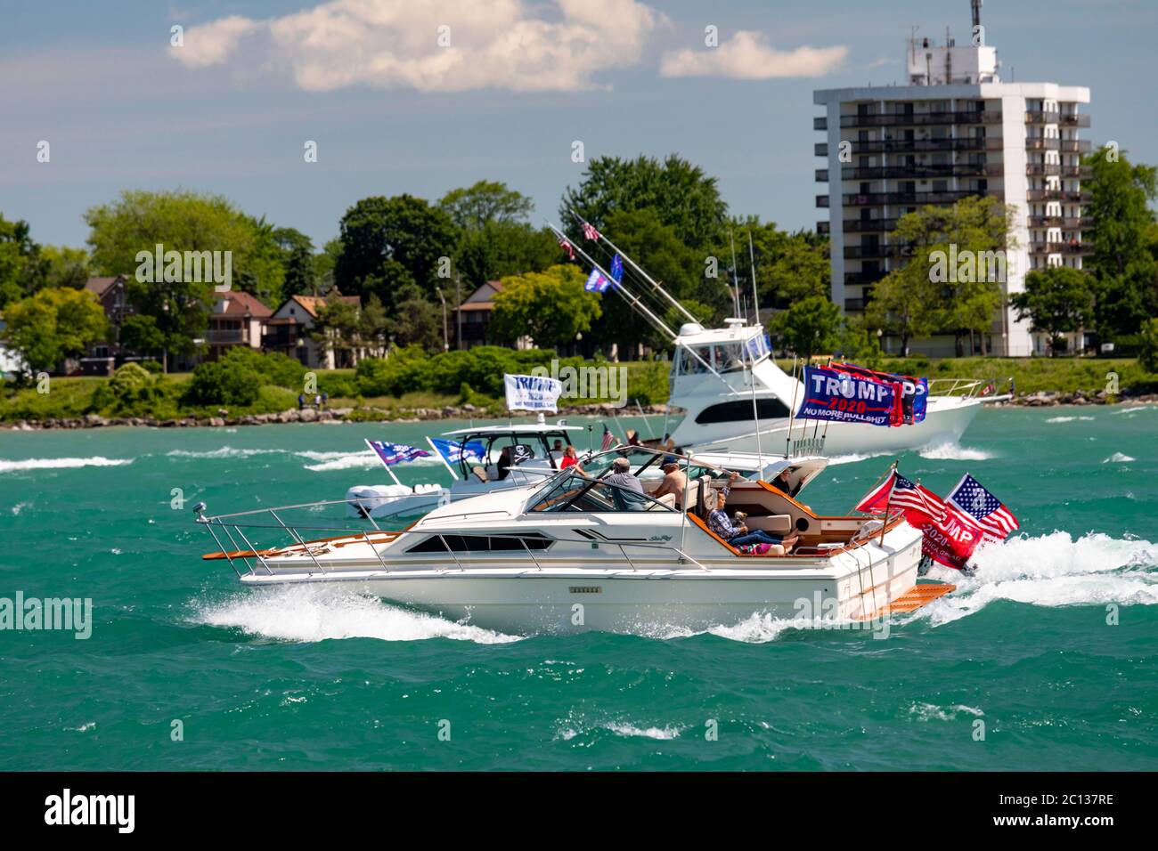 Detroit, Michigan, États-Unis. 13 juin 2020. Une parade de bateaux sur la rivière Detroit a célébré le 74e anniversaire du président Trump le 14 juin. La parade, du comté de Macomb à Detroit, était organisée par la Michigan Conservative Coalition et les Michigan Trump républicains. Crédit : Jim West/Alay Live News Banque D'Images