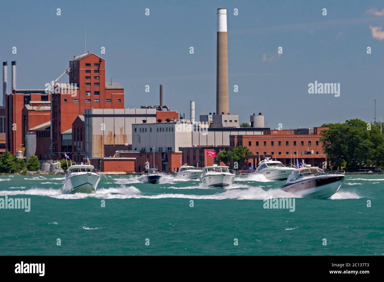 Detroit, Michigan États-Unis - 13 juin 2020 - UNE parade de bateaux sur la rivière Detroit a célébré le 74 anniversaire du président Trump le 14 juin. La parade, du comté de Macomb à Detroit, était organisée par la Michigan Conservative Coalition et les Michigan Trump républicains. Banque D'Images