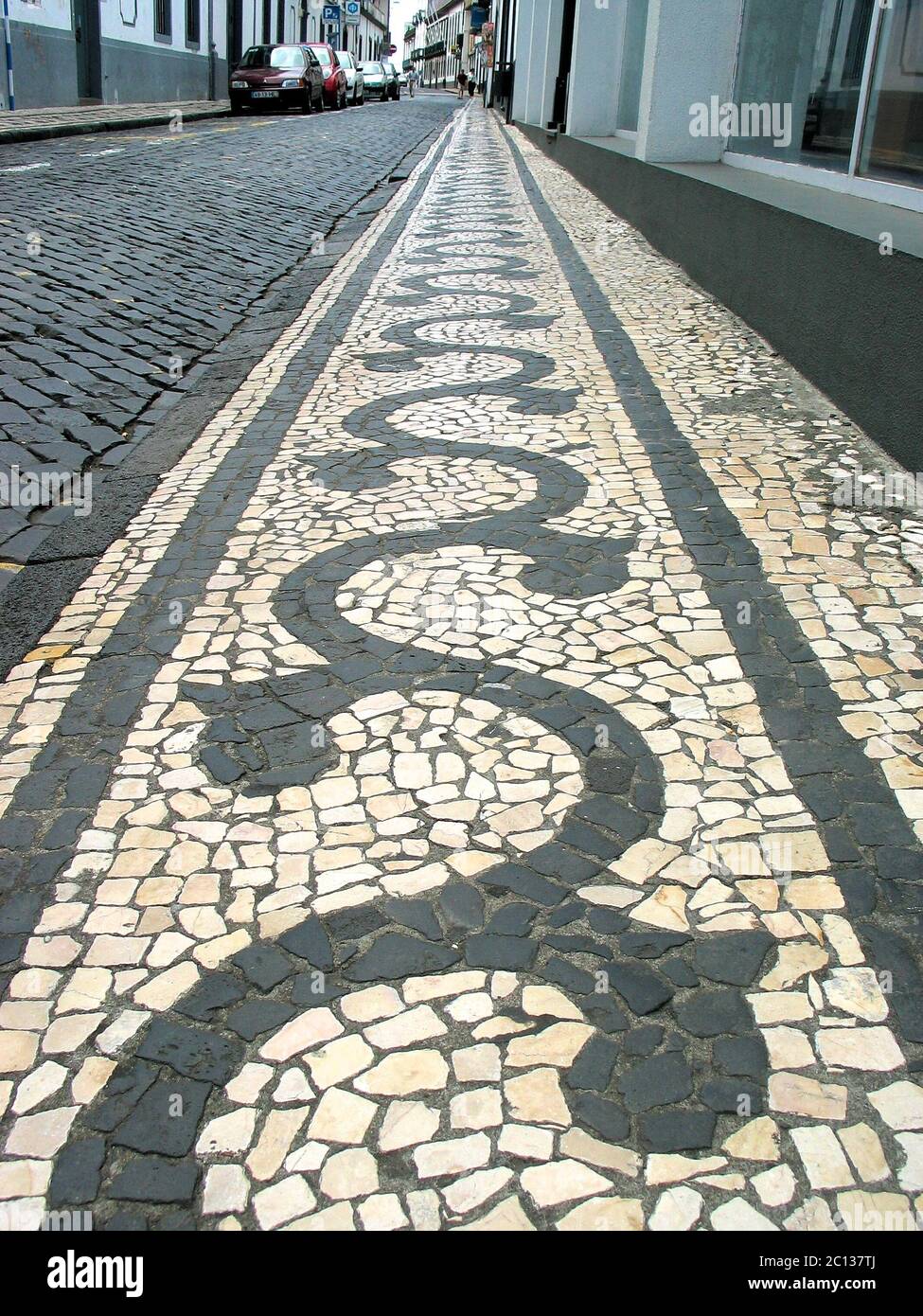 Pavés de mosaïque blanche et noire, une rue dans les Açores, Portugal. Banque D'Images