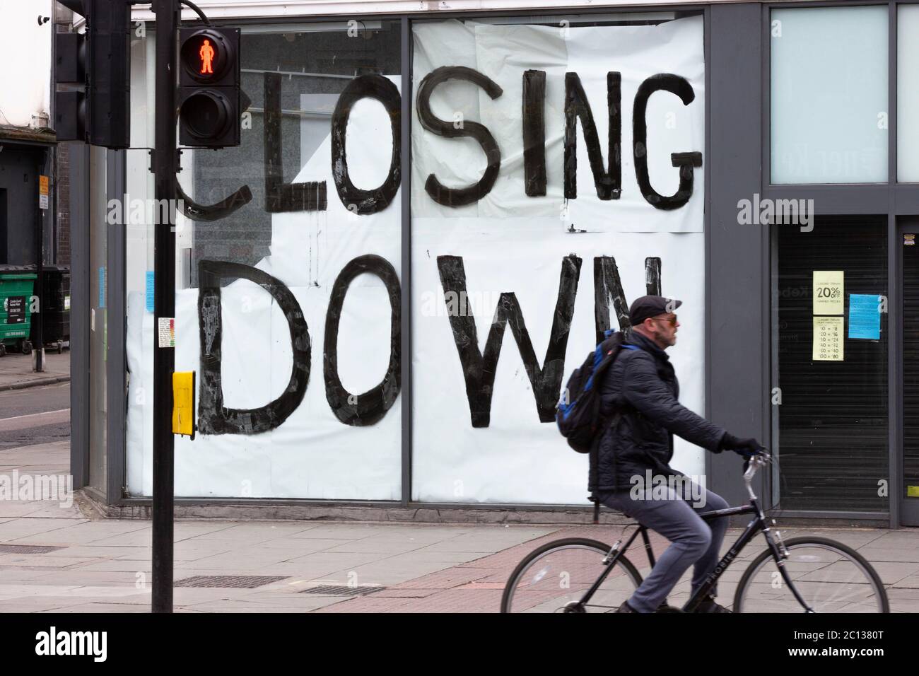 Fenêtres fermées et tristes dans Camden High Street. Banque D'Images