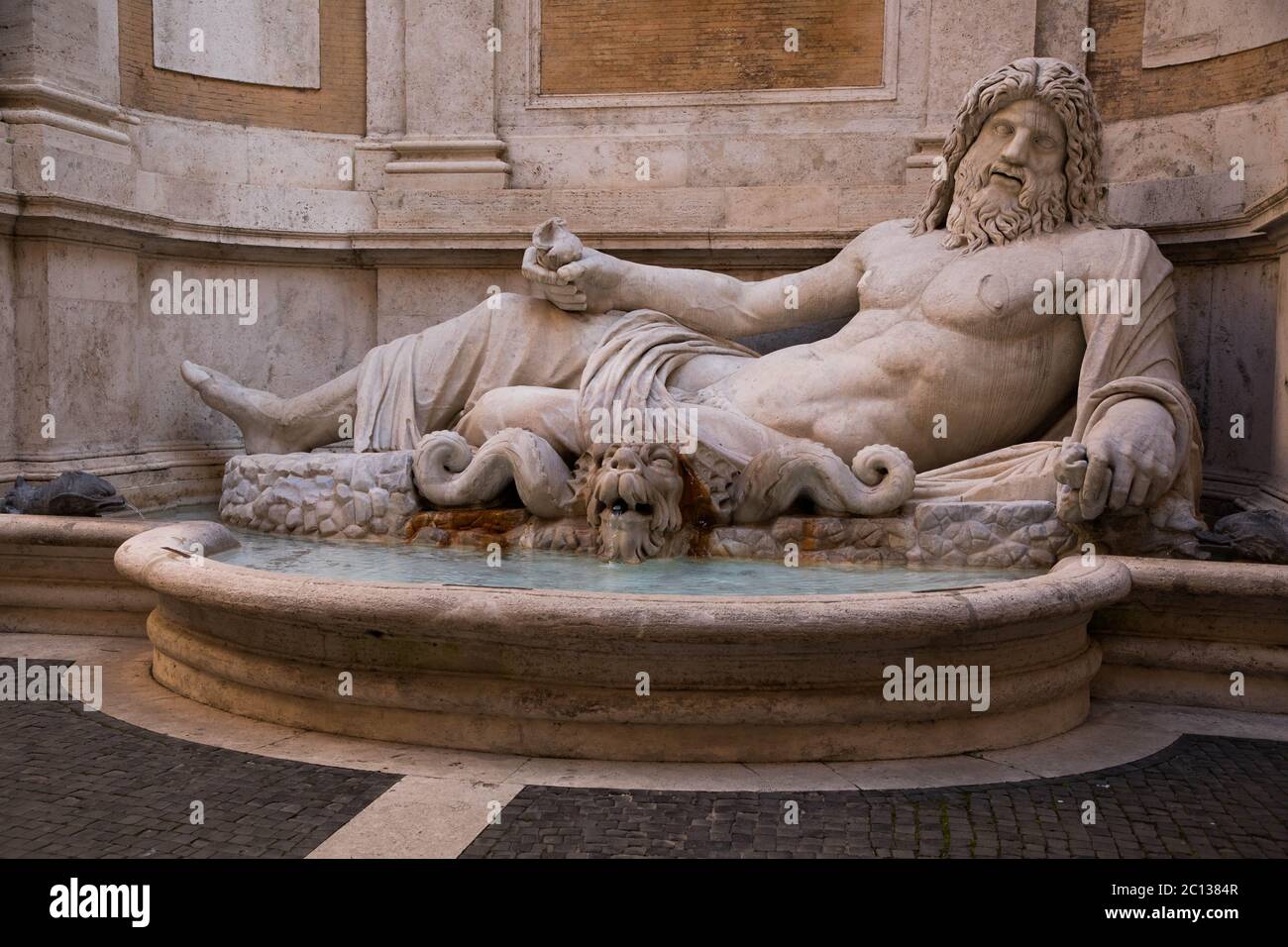Marforio, grande fontaine de sculpture en marbre romain à l'intérieur du musée Capitoline, Rome, Italie Banque D'Images