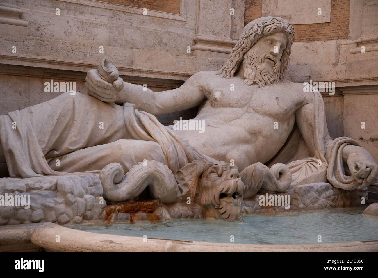 Marforio, grande fontaine de sculpture en marbre romain à l'intérieur du musée Capitoline, Rome, Italie Banque D'Images