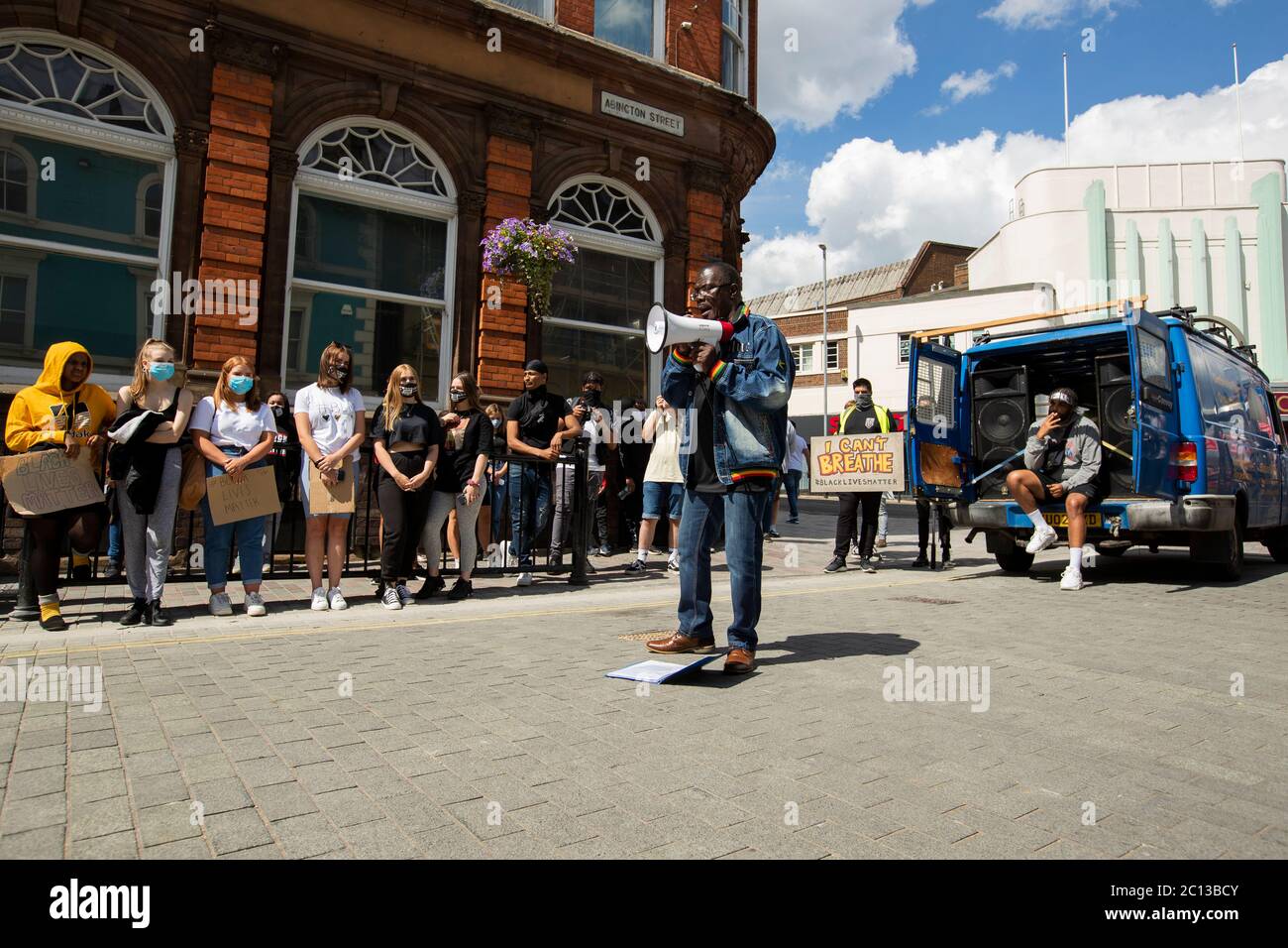 NORTHAMPTON, Royaume-Uni - LE 13 JUIN des manifestants pacifiques se réunissent dans le centre-ville de Northampton pour démontrer l'importance de la vie noire le samedi 13 juin 2020. (Crédit : MI News & Sport/Alay Live News Banque D'Images